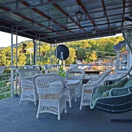Kula Lodge *