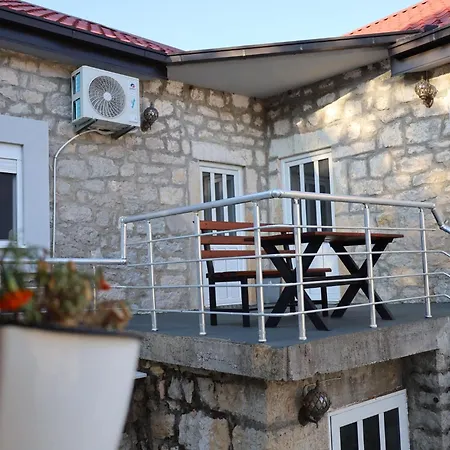 Kula Lodge *